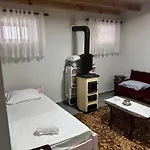 Korca Retreat 아파트 티라나